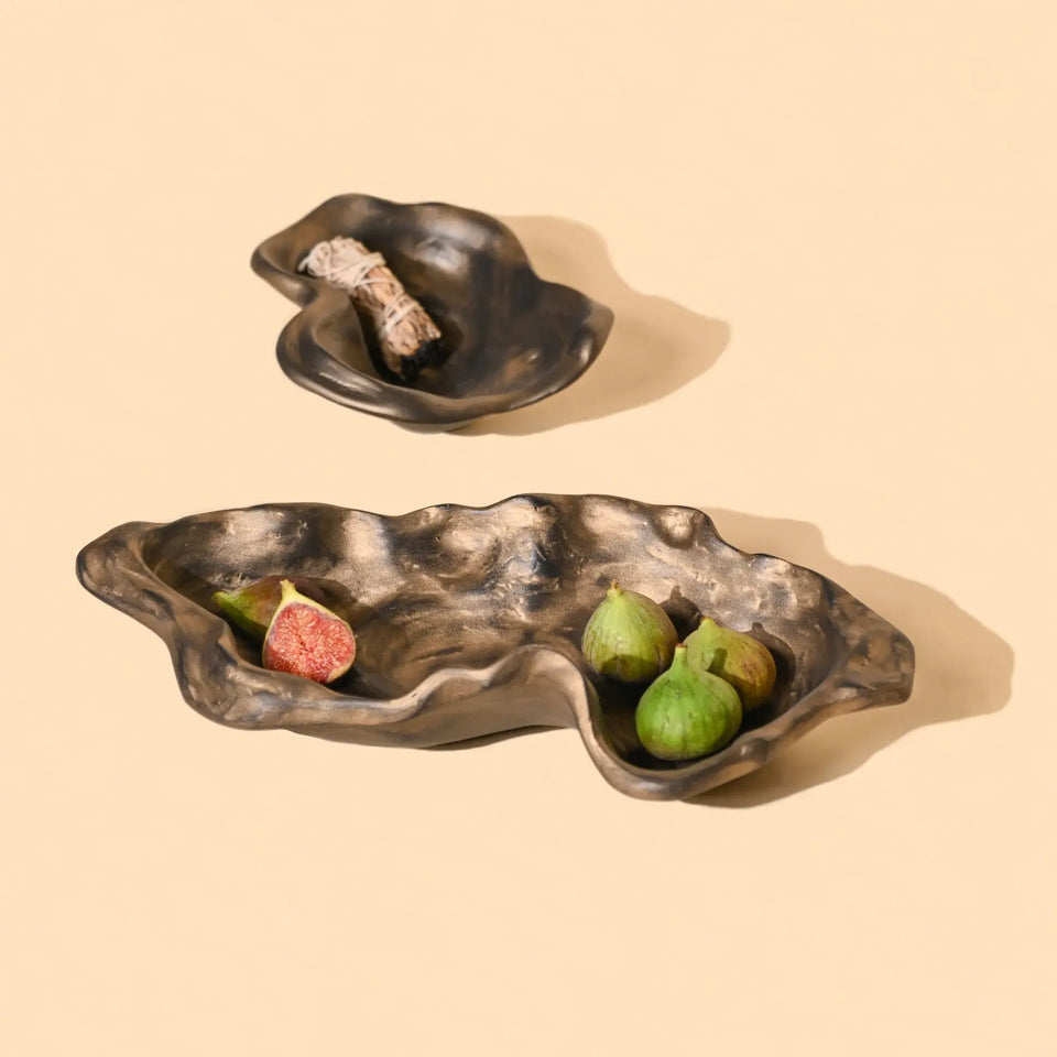Wavy ceramic dish with figs on a beige background