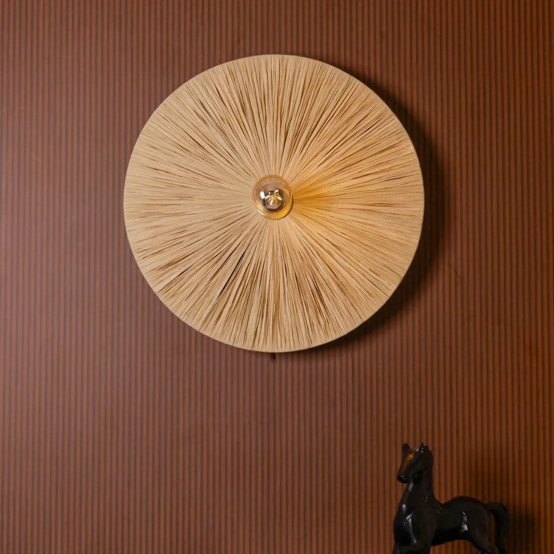 Vagu wall-mounted lamp with metal frame adorned with natural raffia.