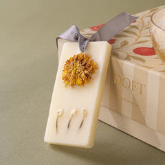 Scented Candle Gift Set, close-up of wax tablet with dried yellow flower on grey ribbon