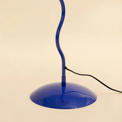 Wavy floor lamp in blue with a curved rod and stand 